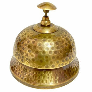Sonnette de table élégante pour hôtel et restaurant, disponible au meilleur prix, texture martelée, plaqué or, utilisée pour - Product Image 1
