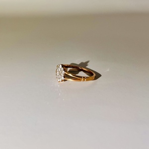 แหวนหมั้นทองคำ 14K ประดับมุกน้ำจืดทรงกลม ดีไซน์ดอกไม้ประดับเพชรทรงเหลี่ยม ฝังแบบช่อง ประดับด้วยหินธรรมชาติ - Product Image 4