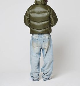Vente en gros de manches régulières courtes pour l'hiver Fermeture à glissière complète Bouffant à capuche Rembourré personnalisé en fibre de polyester Broderie de couleur olive - Product Image 6