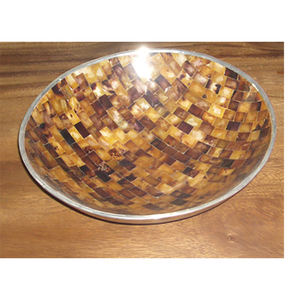 Coquille de Mabe brune découpée, bijou artisanal rond de 30 cm avec motif argenté, style corne polie - Product Image 1