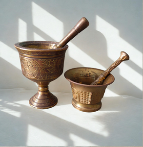 Petit mortier et pilon en laiton antique avec des visages sculptés. Objet de collection unique, maintenant disponible au prix de gros. - Product Image 4