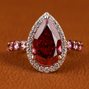 Bague de fiançailles classique plaquée or 18 carats avec diamant rose taille poire créé en laboratoire et diamants ronds roses et blancs sur les côtés - Product Image 1