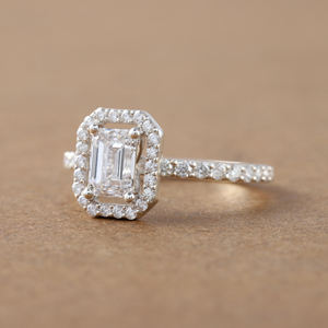 Luxueuse bague de fiançailles personnalisable à la mode en or massif 14 carats taille émeraude diamant cultivé en laboratoire Halo pavé réglage certifié IGI - Product Image 6