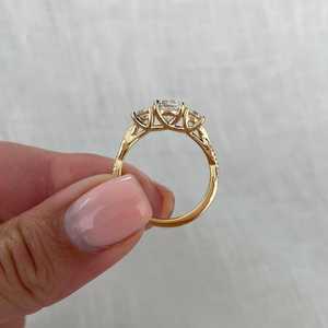 Anillo de Compromiso de Diamantes de Laboratorio Redondos para Mujer, con Tres Piedras y Banda Trenzada, Certificado IGI, Color D-E-F, 2.50 Quilates en Total - Product Image 4