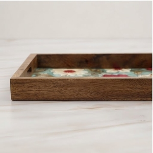 Plateau décoratif rectangulaire en bois artisanal avec motif floral émaillé, design rustique, pièce unique, fait main - Product Image 2
