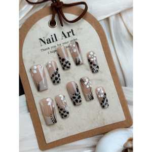 Savanna Muse Press-On Nail Art Premium pour femmes soucieuses de la mode - Product Image 3