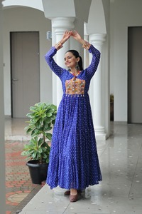 Elegante y de moda Último Festival Especial Exclusivo Más moderno Vestido estampado de bandhani de lujo Desgaste Mujeres de diseñador más vendidas - Product Image 2