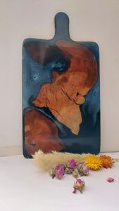 Planche à découper en résine pure, conçue avec une artisanat de qualité supérieure pour une utilisation en cuisine de luxe et une présentation de table unique. - Product Image 3