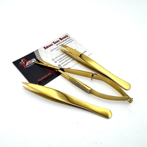 Pinzas de cejas chapadas en oro, logotipo personalizado, pinzas de cejas puntiagudas inclinadas de acero inoxidable sostenibles con tijera de resorte para pestañas - Product Image 3