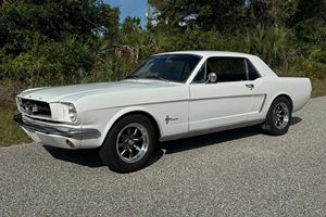 Ford Mustang Coupé de 1965 Usado en Buen Estado, Motor de 6 Cilindros en Línea de 200 Pulgadas Cúbicas, Conversión de Cilindro Maestro Doble, Ruedas Konig Rewind - Product Image 2
