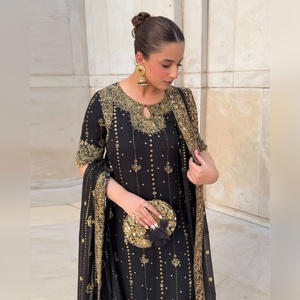 Ensemble salwar kameez en coton exclusif avec un haut et un bas ornés de broderies lourdes et un dupatta assorti pour les sorties décontractées, livraison mondiale - Product Image 5