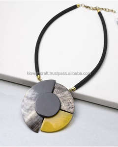 Collier pendentif en corne en résine unisexe fait à la main à la mode corne de buffle classique jaune naturel avec chaîne en corde bijoux véritables - Product Image 1