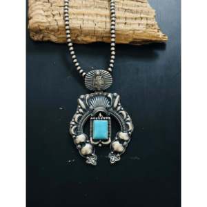 Colgante de Turquesa Natural Morenci Naja de Derek Gordon con Engaste de Plata de Ley, Estilo Religioso, Hecho en India - Product Image 1