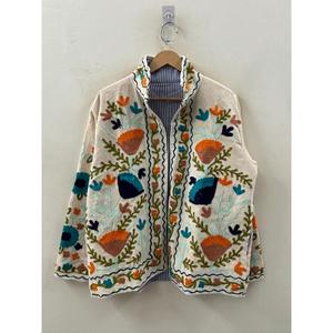 Blouson Bomber Réversible en Velours Brodé Suzani, motif Samarkand Bloom en Ivoire avec matelassage Terracotta et Teal, Taille XXL, pour le Printemps - Product Image 3