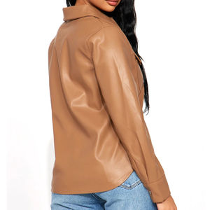 T-shirts pour femmes de style streetwear, conçus sur mesure dans des couleurs unies, fabriqués en cuir PU, design tendance 2025, chemise en cuir pour femmes - Product Image 5