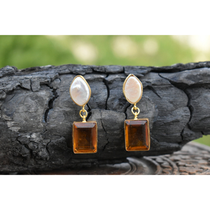 Aros de latón con acabado mate dorado y pedrería meenakari, hermosos aretes tradicionales de última moda 2025 para niñas y mujeres - Product Image 3