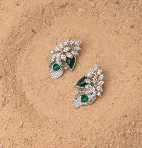 ต่างหู Royal kundan สำหรับผู้หญิงและเด็กผู้หญิงที่มีการออกแบบแบบดั้งเดิมที่สมบูรณ์แบบสำหรับการแต่งงานและฟังก์ชั่นทางวัฒนธรรม - Product Image 3
