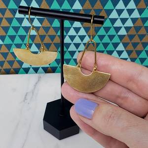 Pendientes de media luna modernos | Minimal Brass Arc Dangle | Joyería Bohemia - Product Image 2