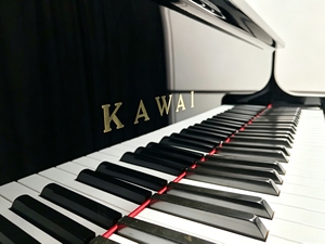 Piano droit Kawai US50 en stock, livraison rapide. Piano droit robuste pour une utilisation à long terme, pour scène et studio. Occasion. - Product Image 6
