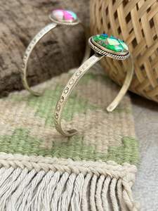 Bracelet de manchette en argent sterling fait à la main avec dahlia de paon et pierres de turquoise de barbe à papa pour les femmes - Product Image 3