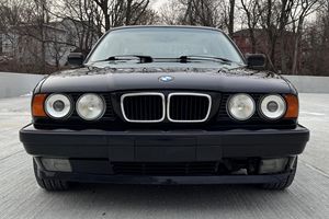 BMW 540i Sedán de 1995, Usado, Transmisión Manual de 6 Velocidades, Motor V8, Suspensión Deportiva M - Product Image 2