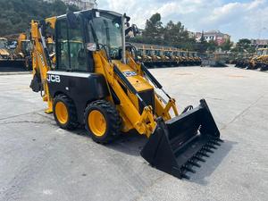 Mini Cargadora Frontal JCB 1CX Diésel de 49 HP con Capacidad de 4262 kg, Capacidad de Carga de 600 kg, Sistema Hidráulico de 100 L/min y Alto Momento de Carga - Product Image 3