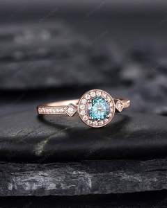 Anillo de compromiso de Alejandrita con forma delicada de Plata de Ley 925 para mujer, piedras principales de rubí de diamante Moissanite creado en laboratorio de media eternidad - Product Image 2