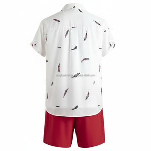Ensemble de shorts imprimés pour hommes sur mesure OEM - Chemise à manches courtes à motif plume blanche et short rouge, tenue d'été 2 pièces - Product Image 2