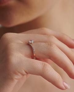 Anillo solitario redondo en oro de 18 quilates con diamante central de 025 quilates y piedras laterales de 019 quilates Diseño minimalista elegante para regalar - Product Image 4