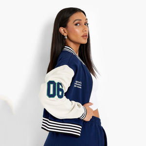 Veste universitaire en gros manches en cuir blanc couleur personnalisée veste en laine personnalisé femmes haut court 2024 avec des logos de patchs personnalisés - Product Image 2