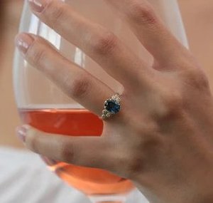 Bague de fiançailles et de mariage classique pour femme en argent sterling 925 plaqué or avec topaze bleue de Londres taille ovale - Product Image 2