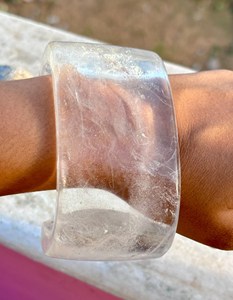 Bracelet manchette en quartz cristal naturel manchette en pierres précieuses bijoux en quartz cristal sculpté à la main manchette en cristal clair - Product Image 2