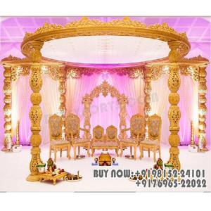 Mandap en bois Shahi portable pour décoration de mariage en intérieur, avec un design charmant et des sculptures dorées pour les événements indiens en Suisse - Product Image 1