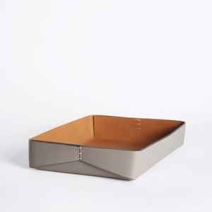 Bandeja de servicio de cuero compacta para estante multiusos con diseño mínimo y acabado limpio Ideal para mesita de noche o almacenamiento en el baño - Product Image 1