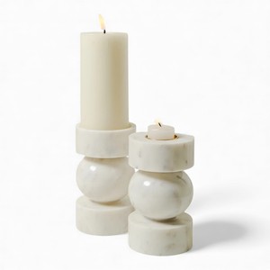 Bougeoir en marbre blanc sculptural avec un design moderne incurvé pour un style d'intérieur minimaliste - Product Image 5