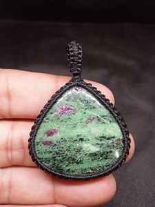 Collar con Colgante de Macramé de Rubí Zoisita, Joyería Boho Hecha a Mano para Mujer, Cordón Ajustable - Product Image 4