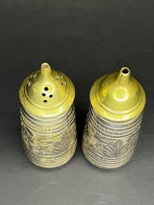 Élégant ensemble rond de poivre en laiton avec des détails fabriqués à la main, parfait pour la décoration de la salle à manger et de la cuisine classique - Product Image 2