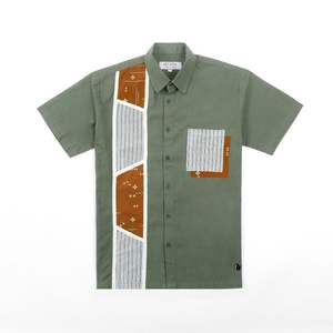 Camisa moderna de manga corta verde oliva con paneles asimétricos inspirados en Batik, acento abstracto de bolsillo en el pecho para primavera - Product Image 1