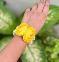 Bunga pengantin buatan Gajra Rose dan gelang nikha manik-manik korsase tangan untuk Haldi Mehndi dan Sangeet nikmat