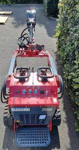 Mini chargeuse compacte avec attache d'excavatrice longue, catégorie de produits : pelles rétrocaveuses remorquables - Product Image 5