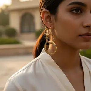 Boucles d'oreilles pendantes ovales texturées en plaqué or pour femmes, accessoire de mode élégant - Product Image 3