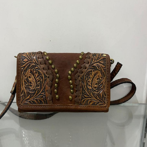 Sac bandoulière artisanal en cuir véritable, style western vintage, orné de clous et de motifs floraux, pour femme, idéal pour les voyages - Product Image 2