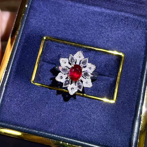Magnifique bague en rubis naturel non chauffé de 1,02 ct, couleur sang de pigeon, provenant du Mozambique, sertie en or 18 carats avec 94 diamants blancs brillants - Product Image 4