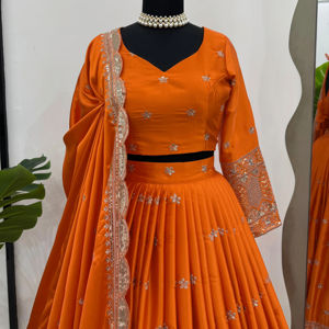 Lehenga Choli de Seda de Diseñador para Bodas con Bordado de Hilo y Lentejuelas para Fiestas de Invierno - Product Image 1
