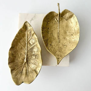 Plat de service élégant en feuille de métal pour exposer des fruits secs, améliorer la configuration de la table avec un design moderne et un bel artisanat - Product Image 1