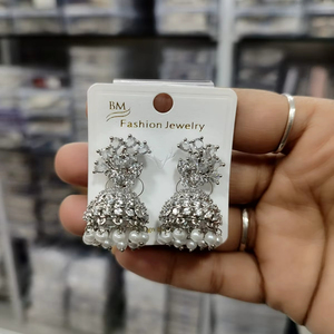 Petites boucles d'oreilles Jhumki de style américain antique, en forme de cloche, bijoux ethniques en zircon avec perles en alliage, vente chaude pour les mariages - Product Image 1