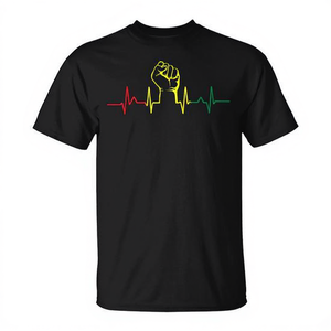 Camiseta Power Fist Heartbeat unisex negra con cuello redondo y manga corta, ropa promocional del Orgullo Afroamericano - Product Image 3