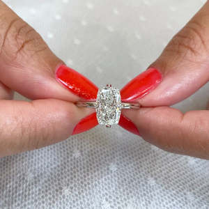 Anillo de Compromiso con Diamante de Laboratorio de 2.65ct, Corte Cojín, con Halo Oculto, Certificado IGI, en Oro y Platino - Product Image 1