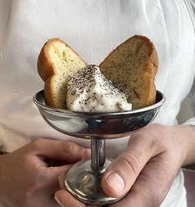 จานไอศกรีมสแตนเลสเกรดเชิงพาณิชย์สร้างขึ้นเพื่อความทนทานความสง่างามและการใช้งานในครัวที่หนักหน่วง - Product Image 1