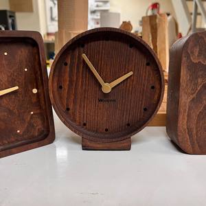 Reloj de mesa de madera de alta calidad que mejora la estética de la mesita de noche y ayuda a organizar las rutinas diarias. - Product Image 3